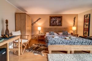 Family Room with Lake View room in Africa House
