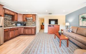 King Suite room in Brisas Del Mar Inn at the Beach