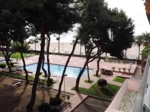 Three-Bedroom Apartment room in At054 els pins i