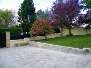 Grand appartement dans villa avec parking quartier résidentiel