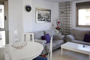 AT115 Completamente equipado, con piscina y cerca de la playa