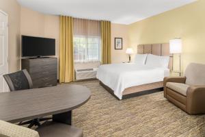 Standard Suite room in Candlewood Suites Destin-Sandestin Area an IHG Hotel