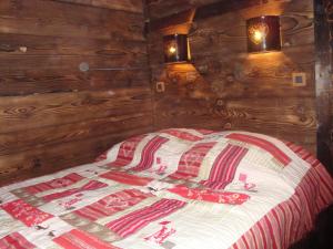 B&B / Chambres d'hotes Chambres d'Hotes Chalet de la Source : Chambre Familiale (2 Adultes + 1 Enfant)