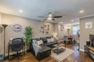 Beautiful 3br 2ba House with cozy backyard by CozySuites - Jefferson Park