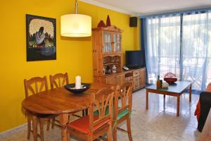 AT242 Comunidad con piscina en 1ra línea de la playa