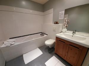 Hotels La Fraichette-Hotel & Spa : Chambre Double avec Baignoire