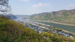 Ferienwohnung Rheinzeit beim Toni mit Terrasse und Balkon mit Rheinblick