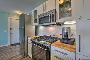 Downtown Saugatuck Condo, Near Oval Beach!
