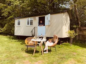 Somerleyton Meadows - The Hideaway Hut & Hot Tub