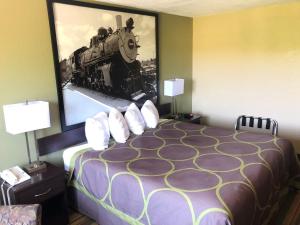 Queen Room - Disability Access/Smoking room in Super 8 by Wyndham Topeka/Wanamaker RD/I-70