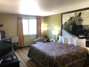 Queen Room - Smoking room in Super 8 by Wyndham Topeka/Wanamaker RD/I-70