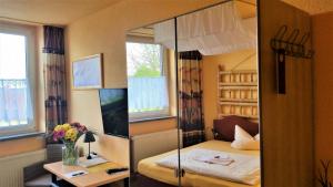 Twin Room with Shower room in Hotel-Pension Grüne Linde
