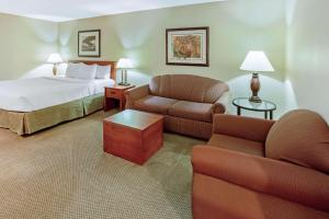 King Suite - Disability Access room in La Quinta by Wyndham Appleton College Avenue