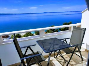 Apartment with Balcony and Sea View room in Apartments Johnny