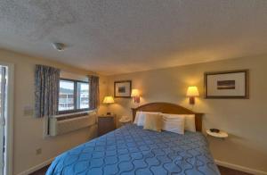 King Room with Sofa Bed room in Sands By The Sea Motel