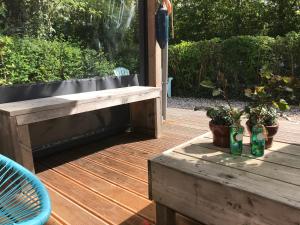 BelleMare Bungalow Lauwersmeer mit überdachte Veranda und eingezäuntem Garten