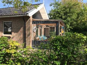 BelleMare Bungalow Lauwersmeer mit überdachte Veranda und eingezäuntem Garten
