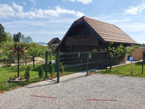 Charming tiny house "Pr Basc" in Ljubljana with cozy terrace and barbecue area