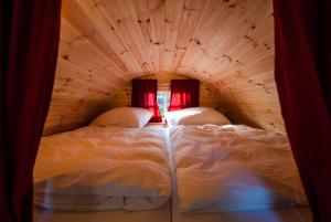 Harmony beim Holzschnitzer