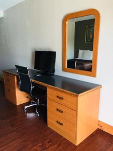 King Room - Non-Smoking room in Bear Mount Inn & Suites