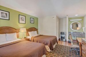Double Room with Two Double Beds room in Travelodge by Wyndham Savannah Midtown