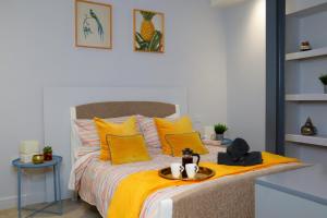 Trendy Urban Industrial Apartment - Great Location - Parking - Fast WiFi - Smart TV - Beautiful 2 Double Bedroom Apartment sleeps up to 4!