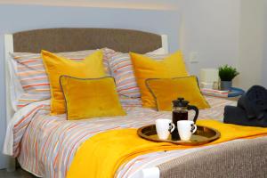 Trendy Urban Industrial Apartment - Great Location - Parking - Fast WiFi - Smart TV - Beautiful 2 Double Bedroom Apartment sleeps up to 4!