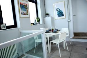 Trendy Urban Industrial Apartment - Great Location - Parking - Fast WiFi - Smart TV - Beautiful 2 Double Bedroom Apartment sleeps up to 4!