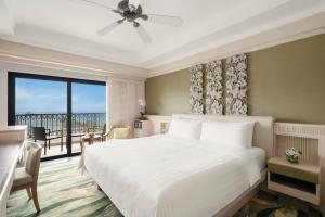 Phòng Panoramic Có Giường Cỡ King Nhìn Ra Biển (Panoramic King Room with Sea View)