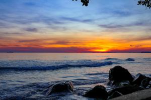 Escape Condominiums Beachfront Suites - Mae Phim