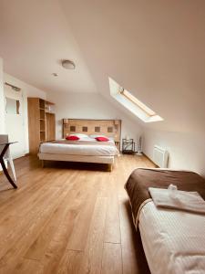 Hotels Atoll Hotel Logis Angers, Beaucouze : Chambre Familiale Standard