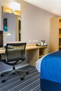Standard Twin Room with Free Hot Breakfast room in Holiday Inn Express Manchester Airport an IHG Hotel