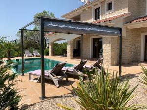 Villa Cecilia - 4 bedrooms, 4 bathrooms, heated inside pool, gym