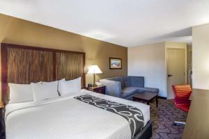 1 King Bed Non-Smoking room in La Quinta by Wyndham Oakland Airport Coliseum