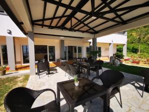 Sunset Cove Beach & Dive Resort