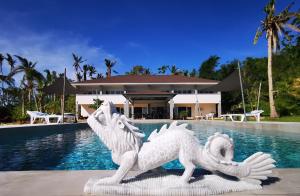 Sunset Cove Beach & Dive Resort