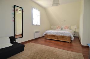 Maison confortable séjour spacieux, belle terrasse avec grand jardin avec jeux extérieurs près Bayeux et Omaha Beach