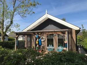 BelleMare Bungalow Lauwersmeer mit überdachte Veranda und eingezäuntem Garten - Oostmahorn
