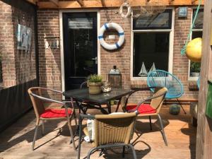 BelleMare Bungalow Lauwersmeer mit überdachte Veranda und eingezäuntem Garten