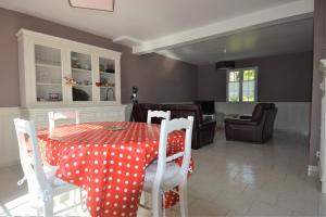 Maison confortable séjour spacieux, belle terrasse avec grand jardin avec jeux extérieurs près Bayeux et Omaha Beach