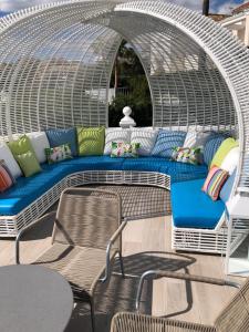 R02 Luxury Apartment in Villa with Pool and Garden