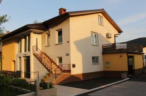 Apartment and room Anica