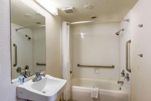 Queen Room with Two Queen Beds - Non-Smoking room in Rodeway Inn Phoenix North I-17