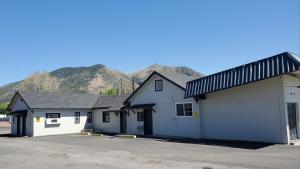 PineCrest Inn & Suites