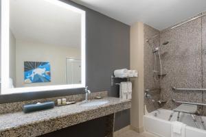 King Room - Disability Access room in La Quinta by Wyndham Houston Energy Corridor