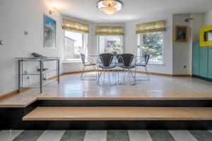 Cozy private 4 bedroom house near seaside (700m)
