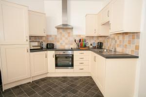 Comfortable Swindon Town Centre Apartments, FREE Parking, sleeps up to 8