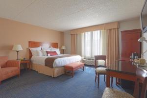 Coast King room in Coast Wenatchee Center Hotel