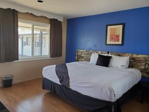 PineCrest Inn & Suites