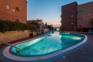 Luxury Apartment Black&White with Pool